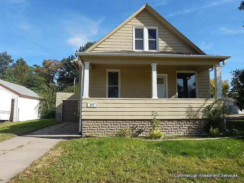 421 South Maple, North Platte, NE 69101 - Beautiful home for lease on corner lot.